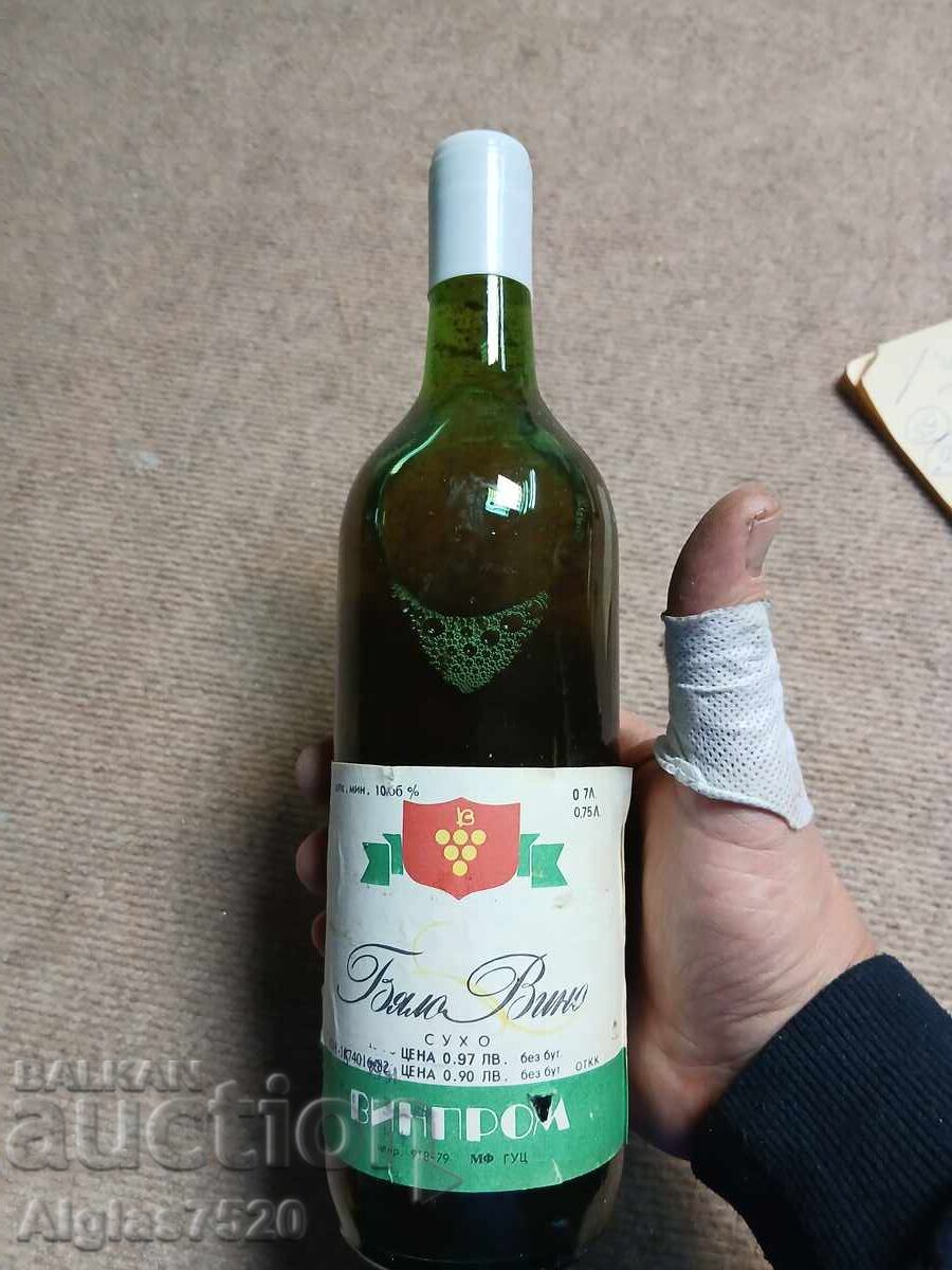 Бяло вино, неразпечатано, 1982г. с цена 18.00 лв. | € 9.20