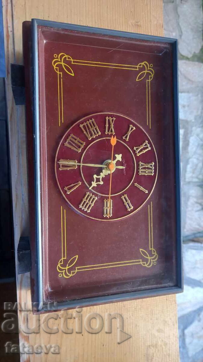 Ceas rusesc cu baterii cu preț 7.50 BGN | € 3.83 Ceas rusesc cu baterii cu preț 7.50 BGN | € 3.83