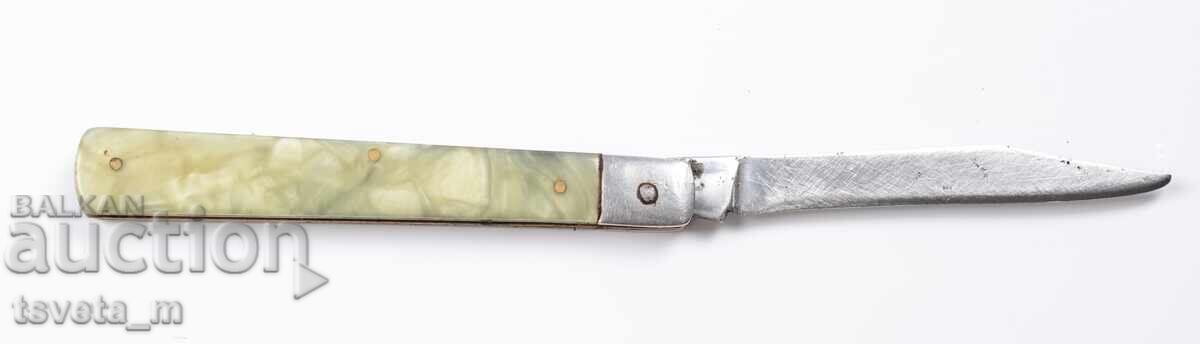 Delivery of A pocket knife Delivery of A pocket knife