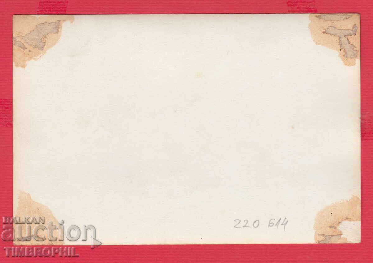 Доставка на 220614 / Снимка Чужди Спортисти пред комунистически паметник