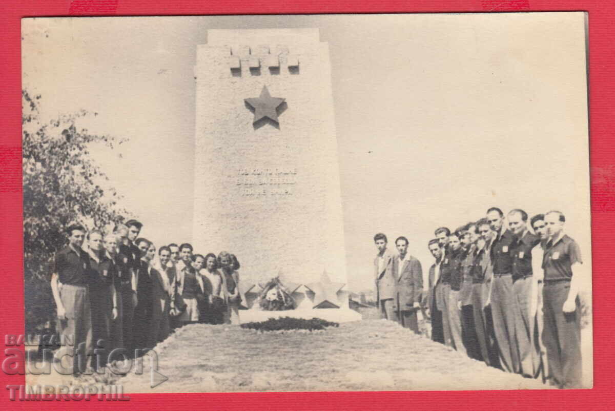 220614 / Снимка Чужди Спортисти пред комунистически паметник