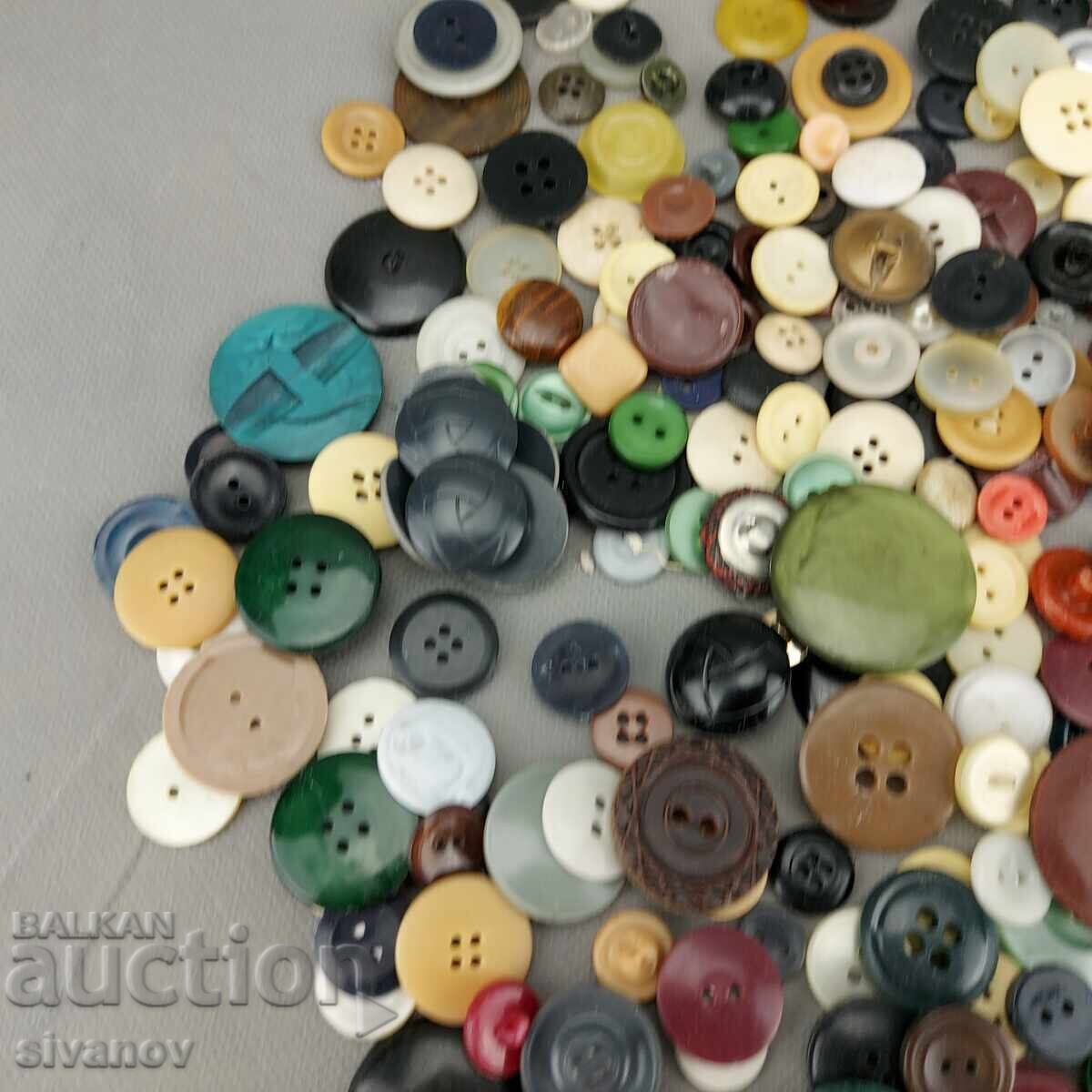 Auction  Old buttons lot of over 150 pieces different sizes #3295