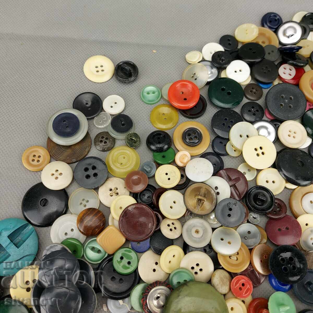 Delivery of Old buttons lot of over 150 pieces different sizes #3295