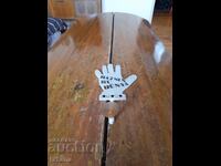 Mână veche care face semne pentru mașină