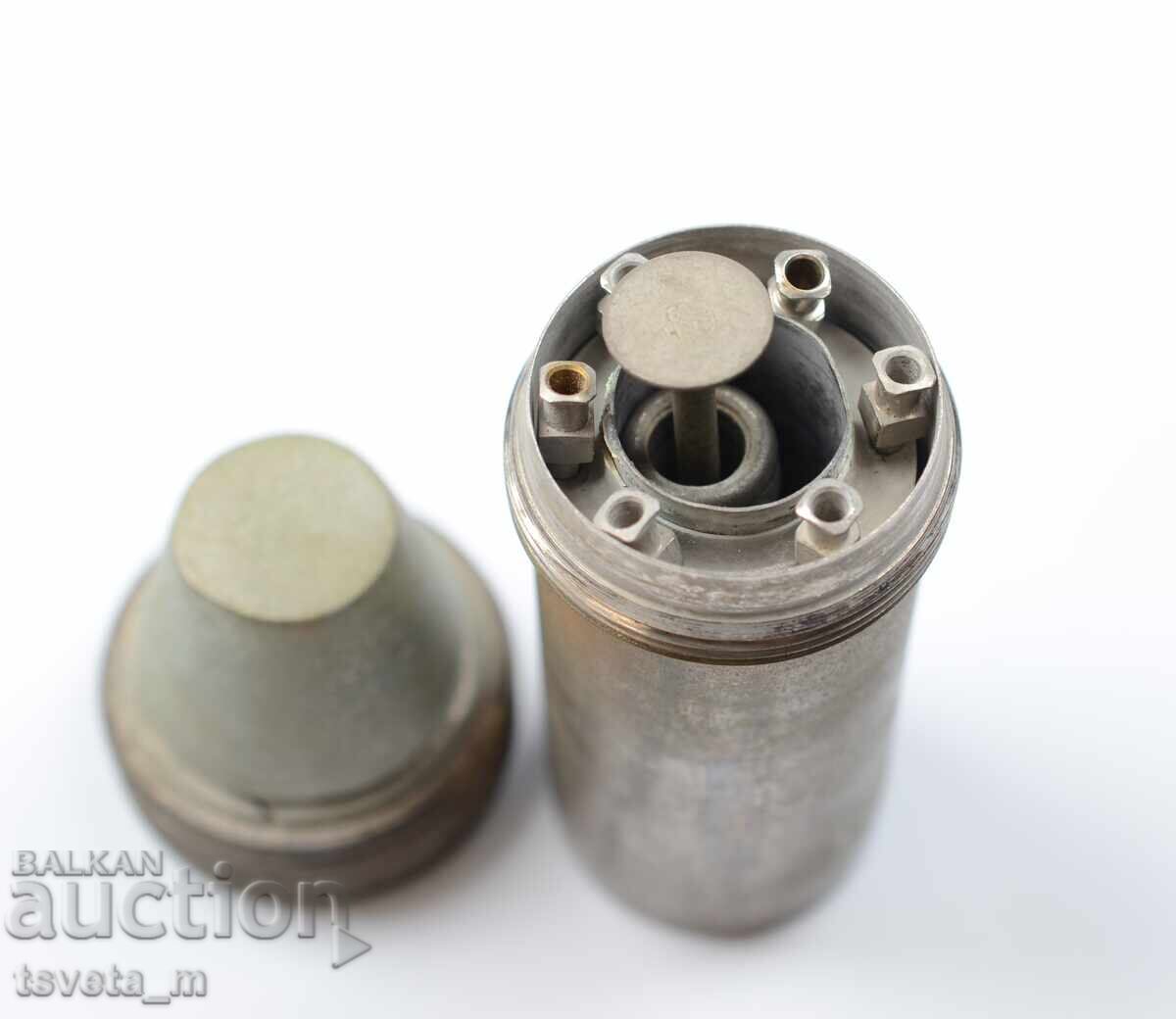 Auction  Military medical device, tube with 7 needles and a syringe