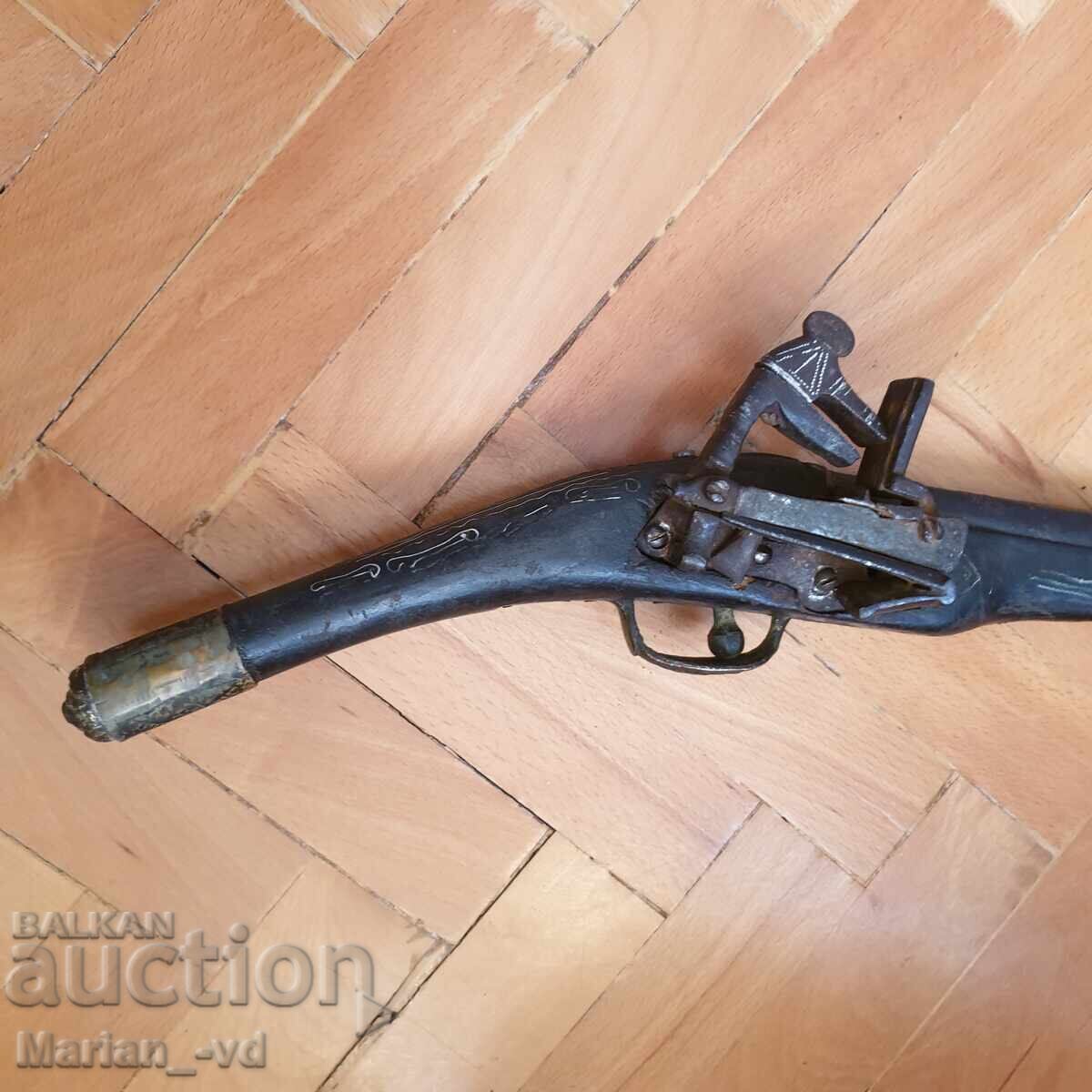 Flint pishtov cu preț 500.00 BGN | € 255.65