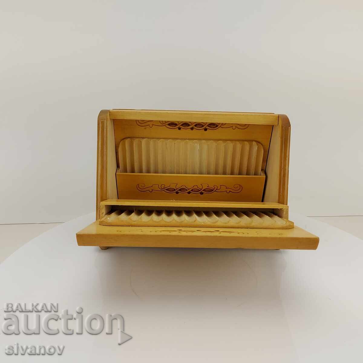 Veche tabacheră bulgărească din lemn pentru țigări, dispenser, #4692 cu preț 24.99 BGN | € 12.78