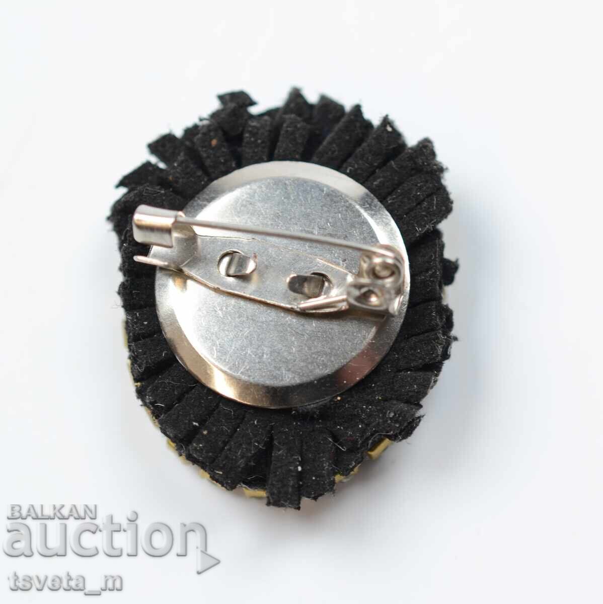 O broșă cu preț 2.00 BGN | € 1.02