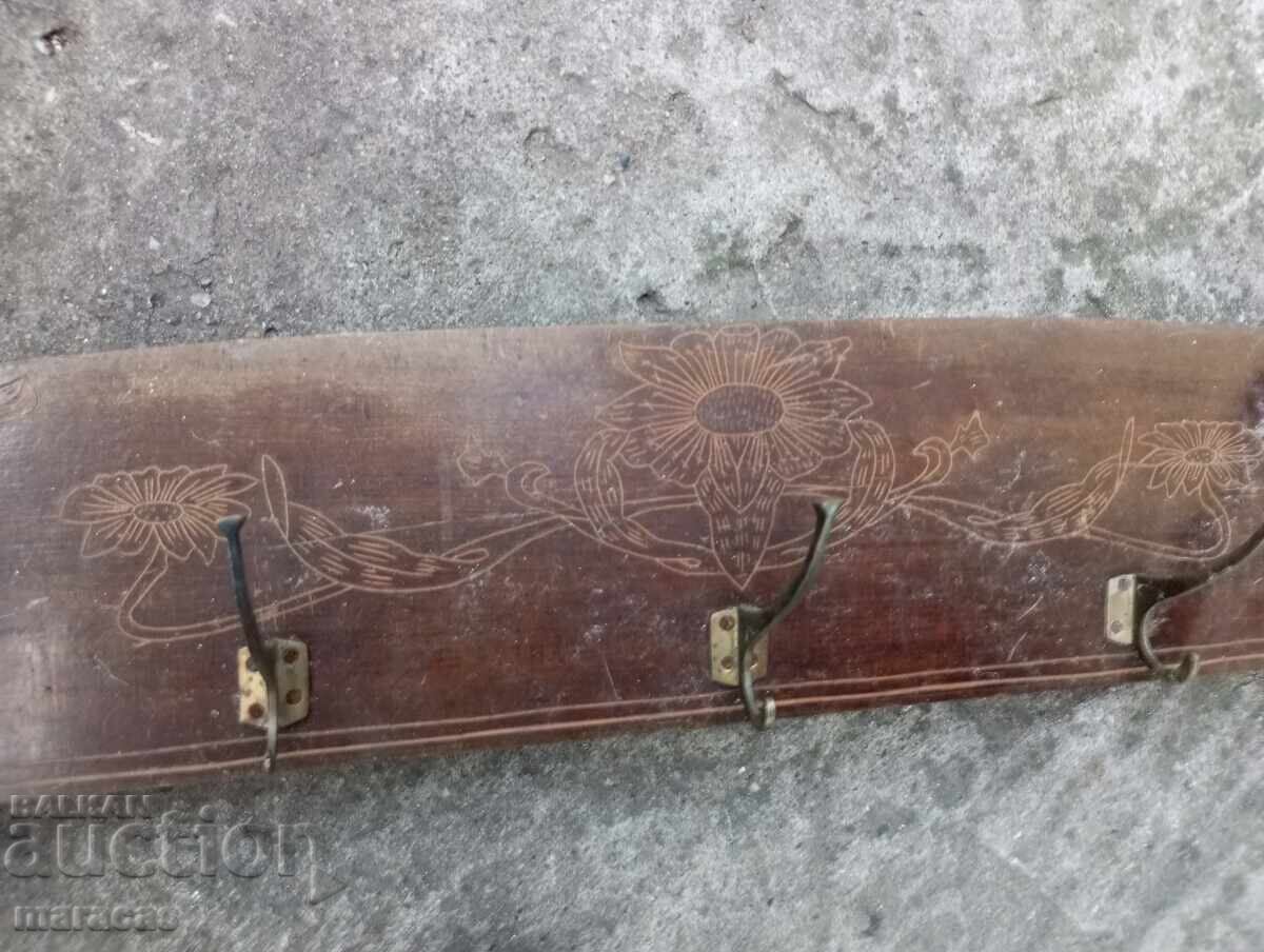 Παλιά ξύλινη κρεμάστρα με μεταλλικά στοιχεία με τιμή 50.00 BGN | € 25.56