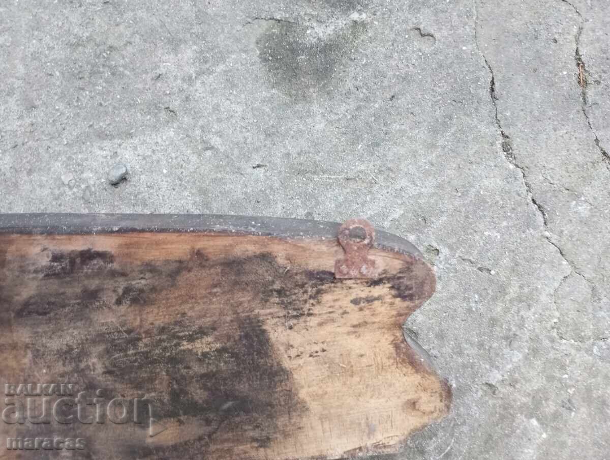 Παράδοση Παλιά ξύλινη κρεμάστρα με μεταλλικά στοιχεία