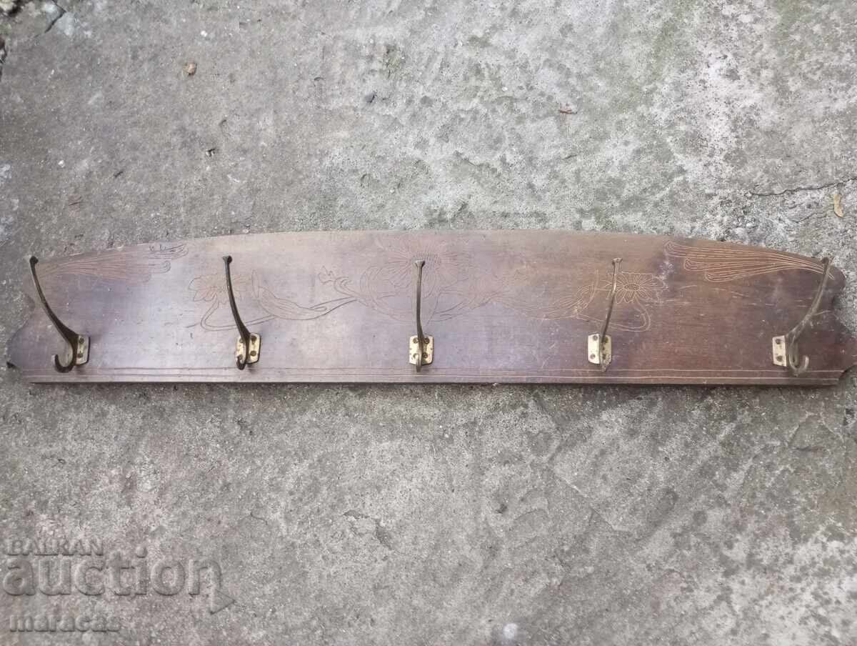 Umeraș vechi de lemn cu elemente de metal Umeraș vechi de lemn cu elemente de metal