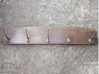 Παλιά ξύλινη κρεμάστρα με μεταλλικά στοιχεία