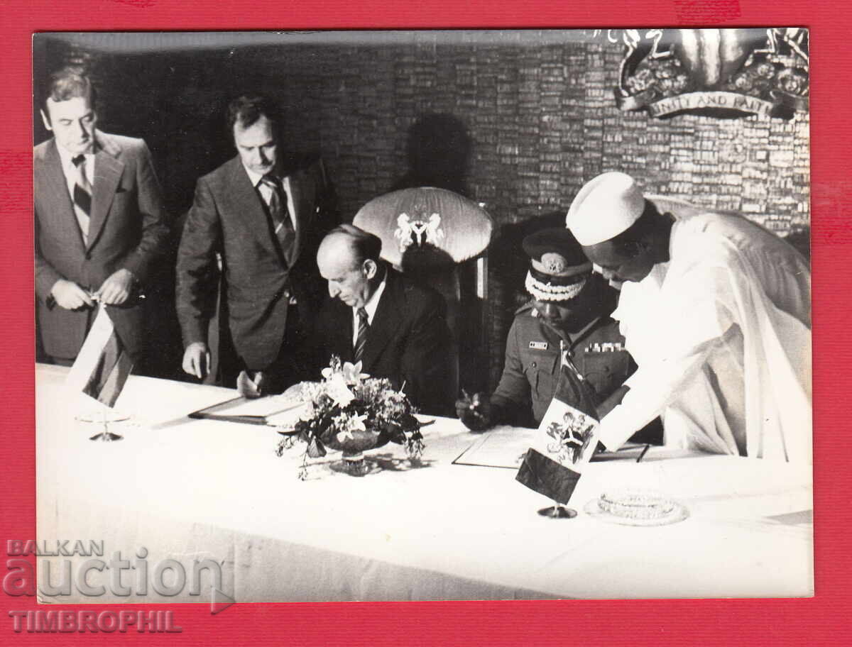 220496 / Fotografie Todor Jivkov semnând un contract în Nigeria