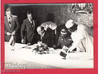 220496 / Fotografie Todor Jivkov semnând un contract în Nigeria