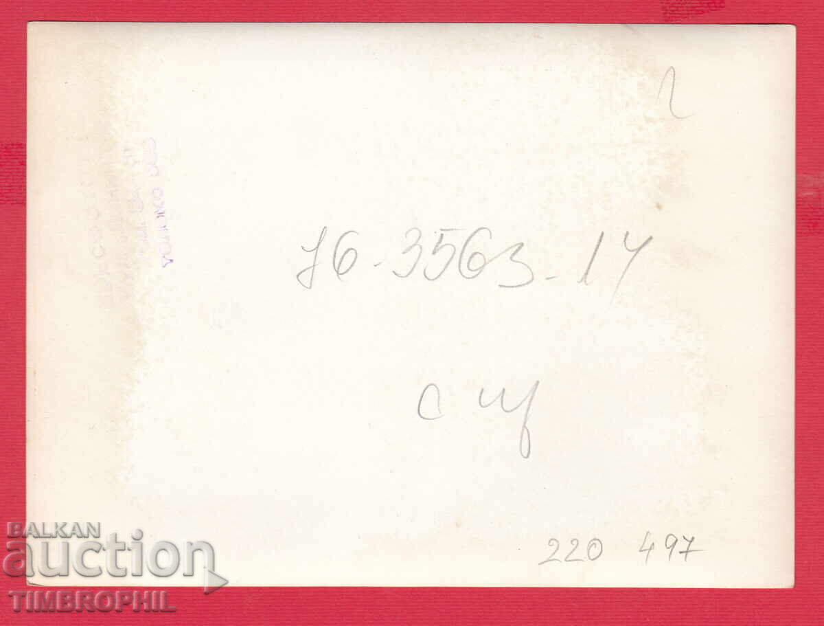 220497 / Ο Τοντόρ Ζίβκοφ χαιρετά Ασιάτες εργάτες με τιμή 25.00 BGN | € 12.78