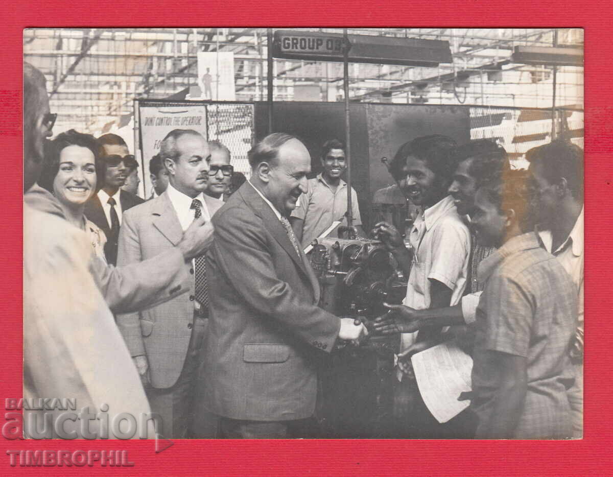 Δημοπρασία 220497 / Ο Τοντόρ Ζίβκοφ χαιρετά Ασιάτες εργάτες