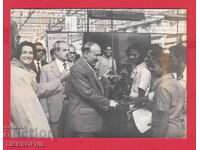 220497 / Todor Zhivkov salută muncitori asiatici