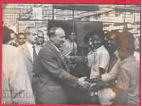 220491 / Todor Zhivkov salută muncitori asiatici