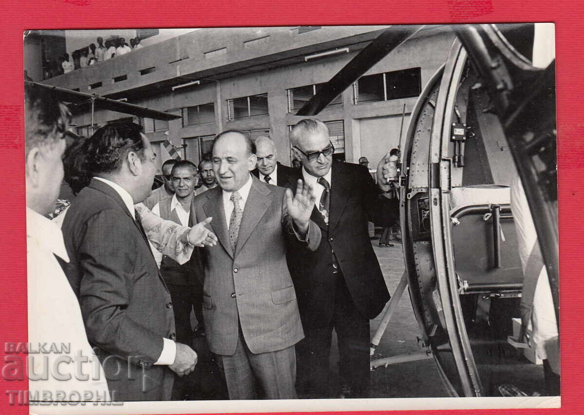 220492 / Ο Τοντόρ Ζίβκοφ επιθεωρεί εργοστάσιο ελικοπτέρων