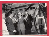 220492 / Todor Zhivkov vizitează o fabrică de elicoptere