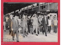 220499 / Todor Jivkov întâmpinat într-o fabrică asiatică ciudată