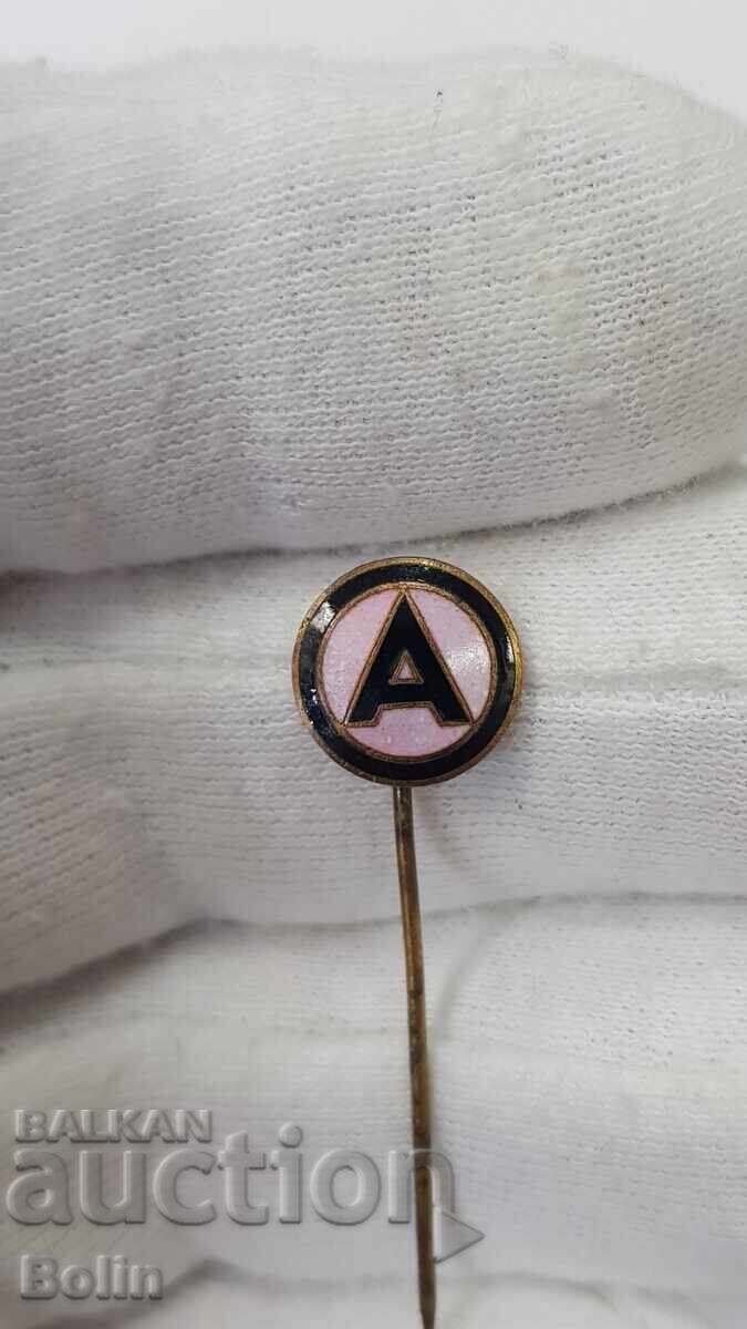 Semn de fotbal țarist, ecuson "A" fotbal, echipă, email roz cu preț 220.00 BGN | € 112.48 Semn de fotbal țarist, ecuson "A" fotbal, echipă, email roz cu preț 220.00 BGN | € 112.48