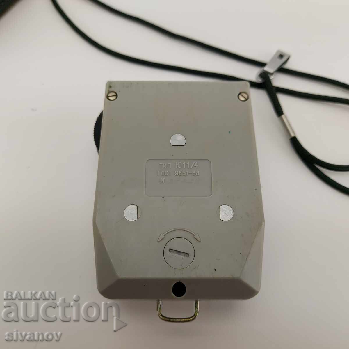 Delivery of Old Soviet light meter Leningrad 4 with leather case #4704