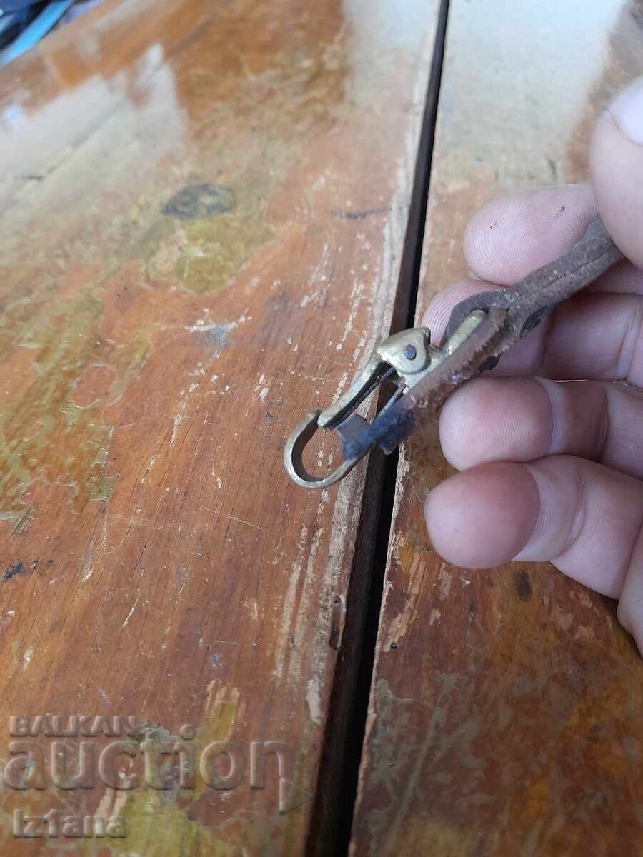 Δημοπρασία Παλιό κρεμάστρα, κατσαρίδα Δημοπρασία Παλιό κρεμάστρα, κατσαρίδα