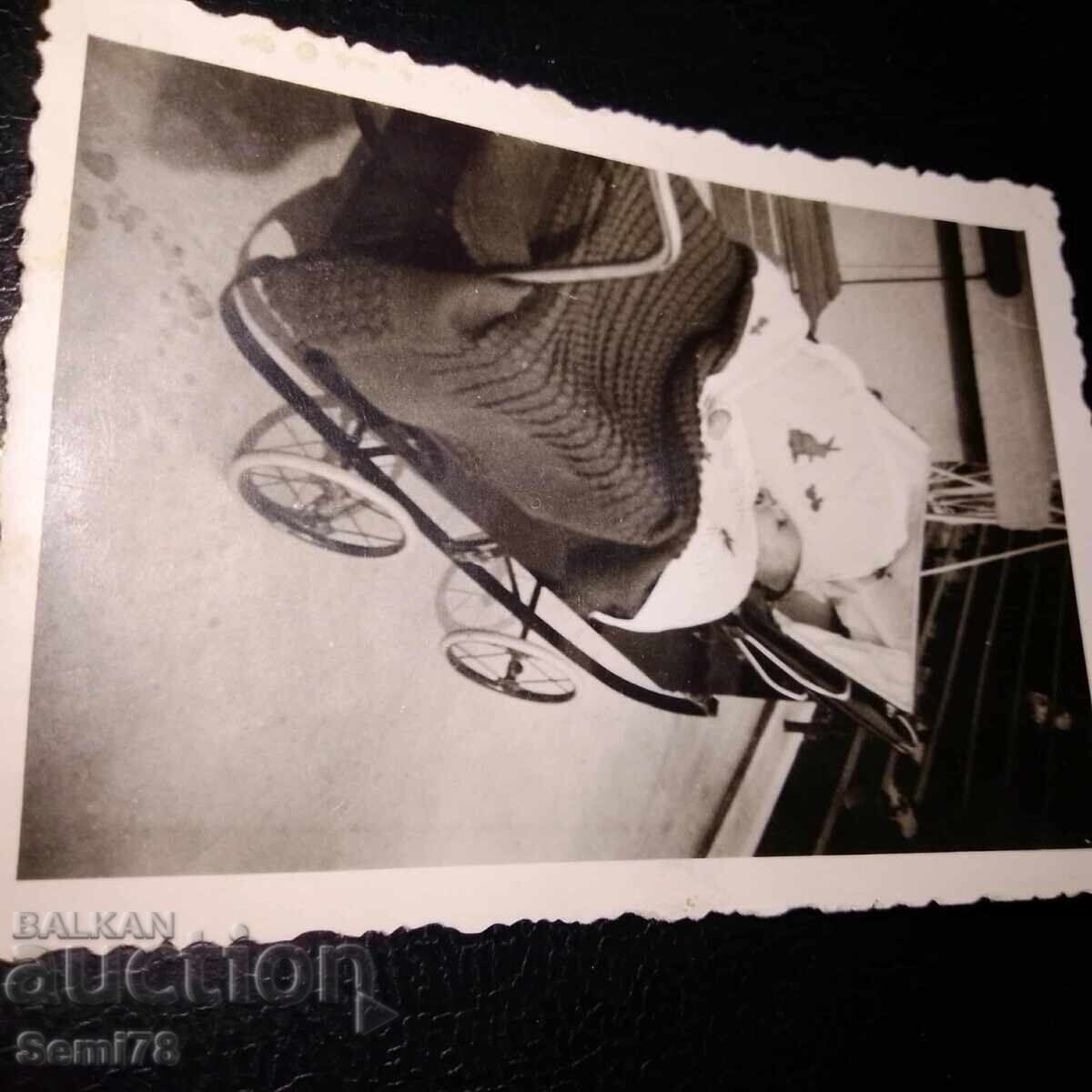 Παλιά φωτογραφία - Ρετρό παιδικό καροτσάκι