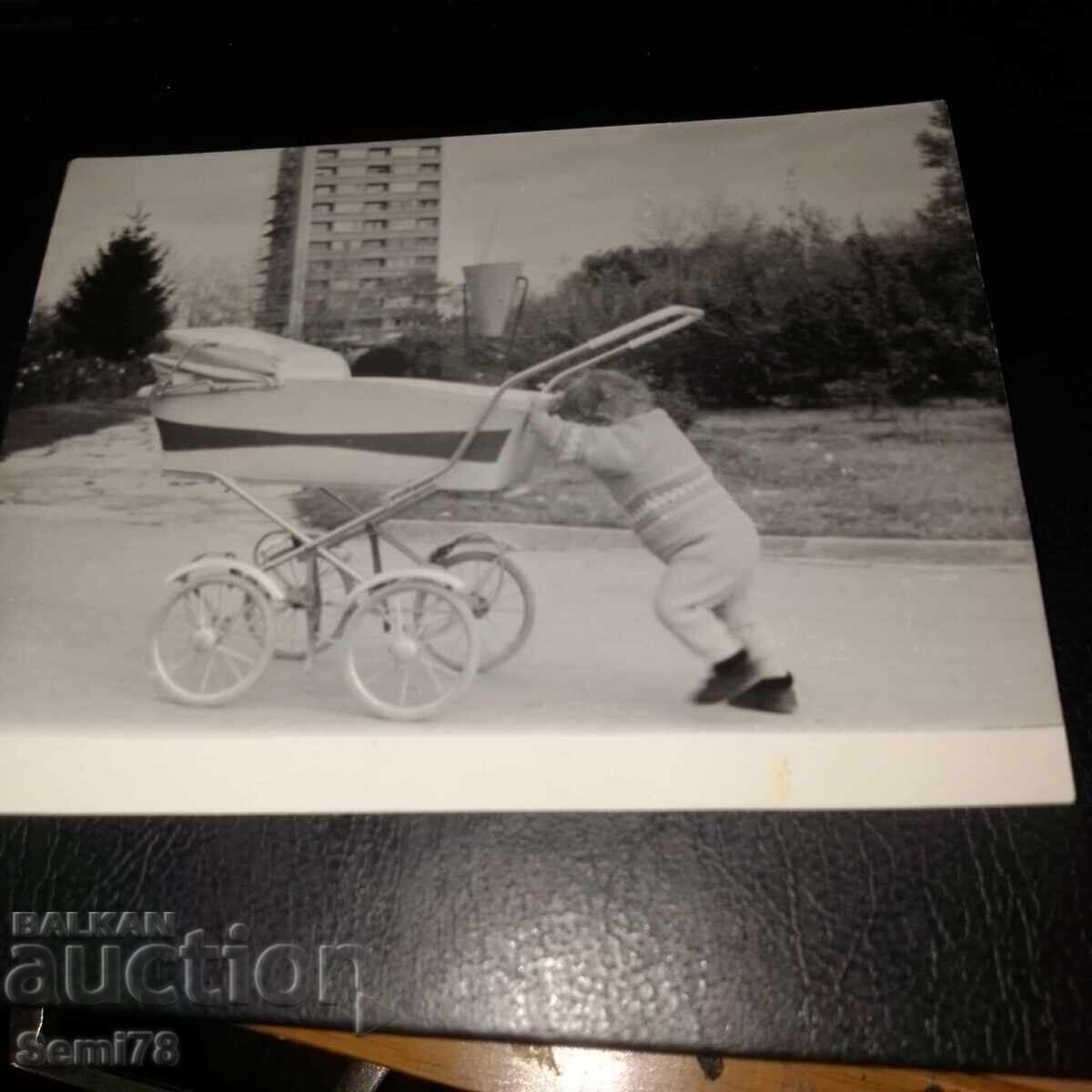 Παλιά φωτογραφία - Ρετρό παιδικό καροτσάκι