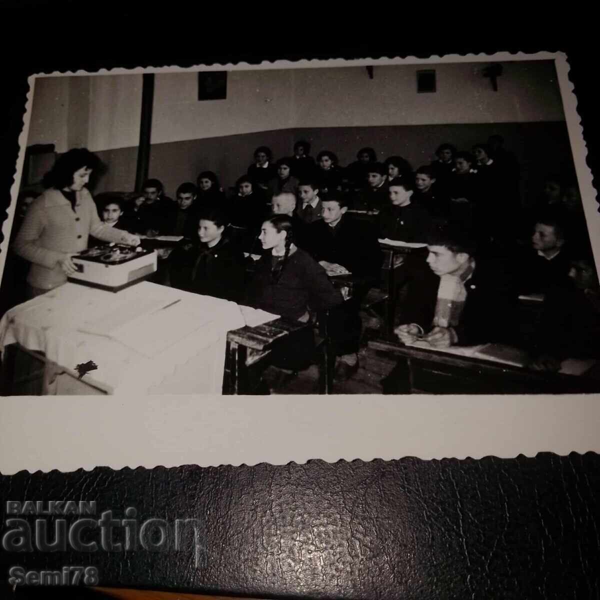 Παλιά φωτογραφία - Όταν στα σχολεία υπήρχαν κασετόφωνα Παλιά φωτογραφία - Όταν στα σχολεία υπήρχαν κασετόφωνα