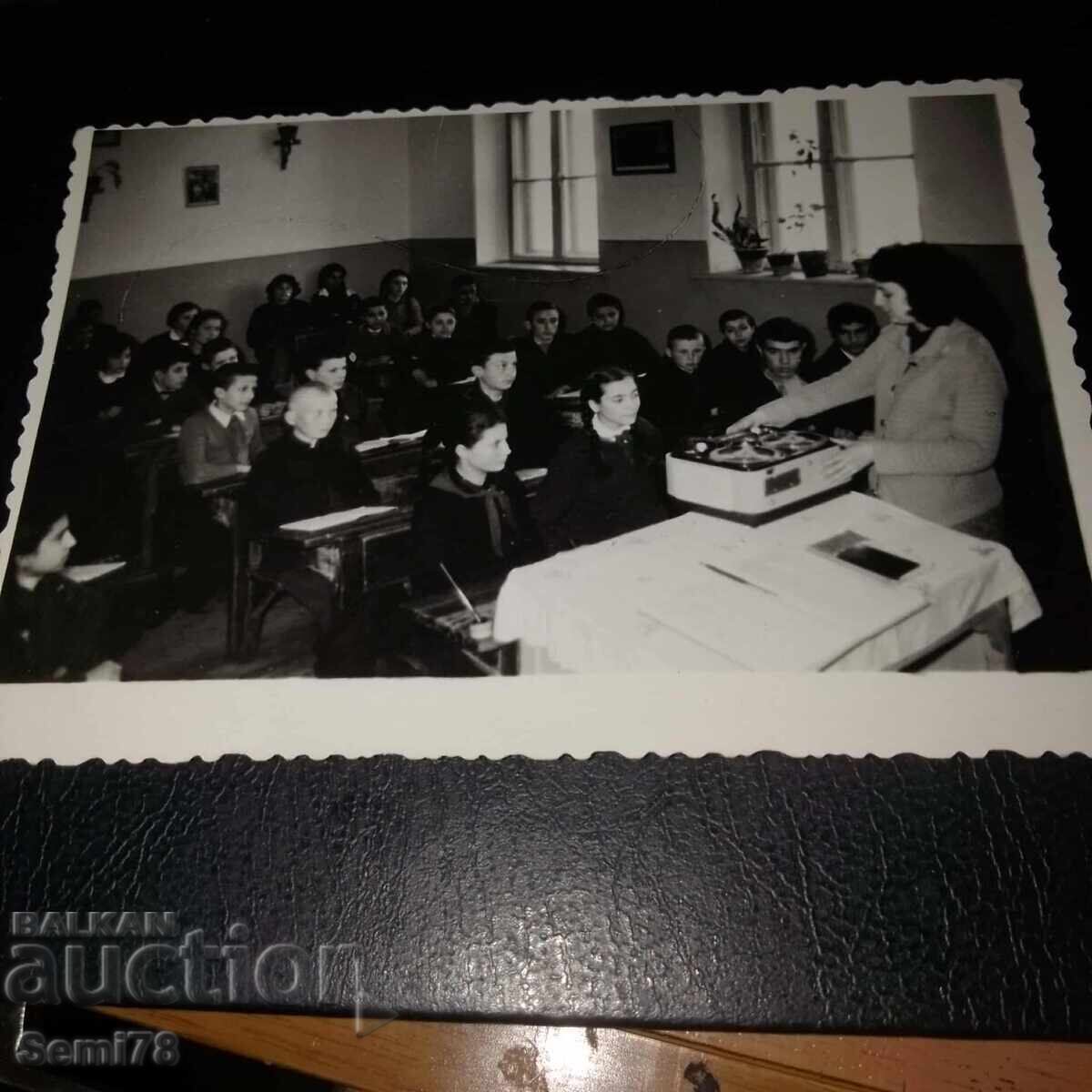 Παλιά φωτογραφία - Όταν στα σχολεία υπήρχαν κασετόφωνα