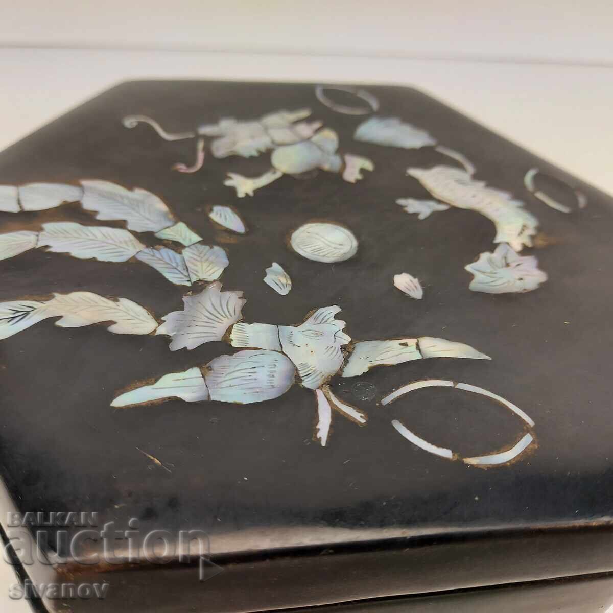 Cutie veche de lemn cu sidef incrustat, lac negru #4992 cu preț 19.99 BGN | € 10.22