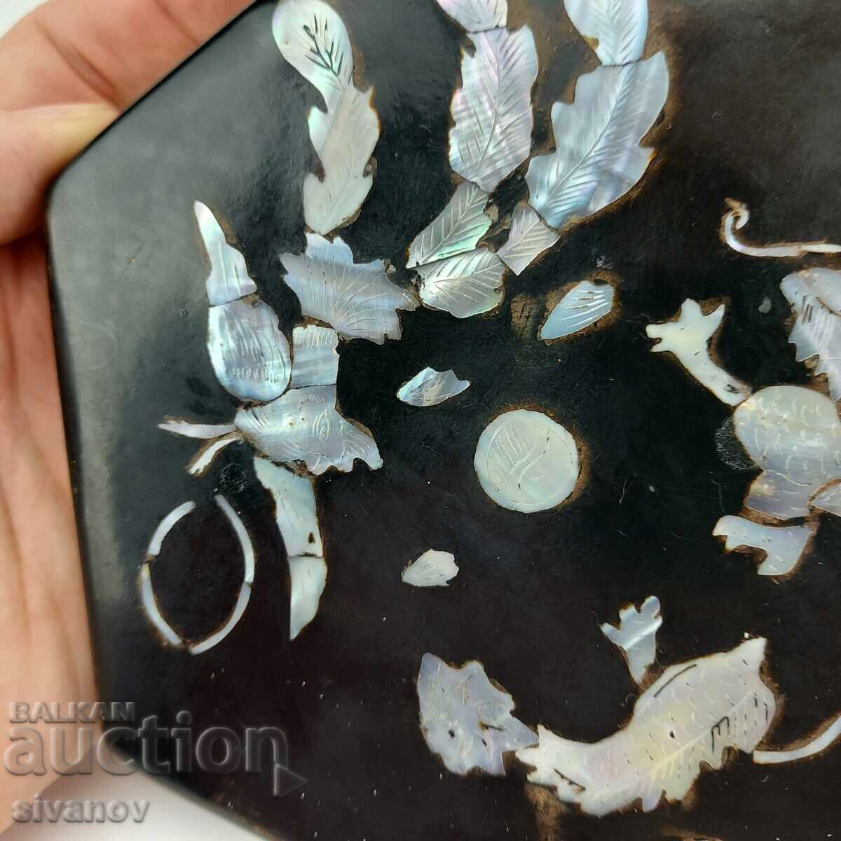 Licitație Cutie veche de lemn cu sidef incrustat, lac negru #4992