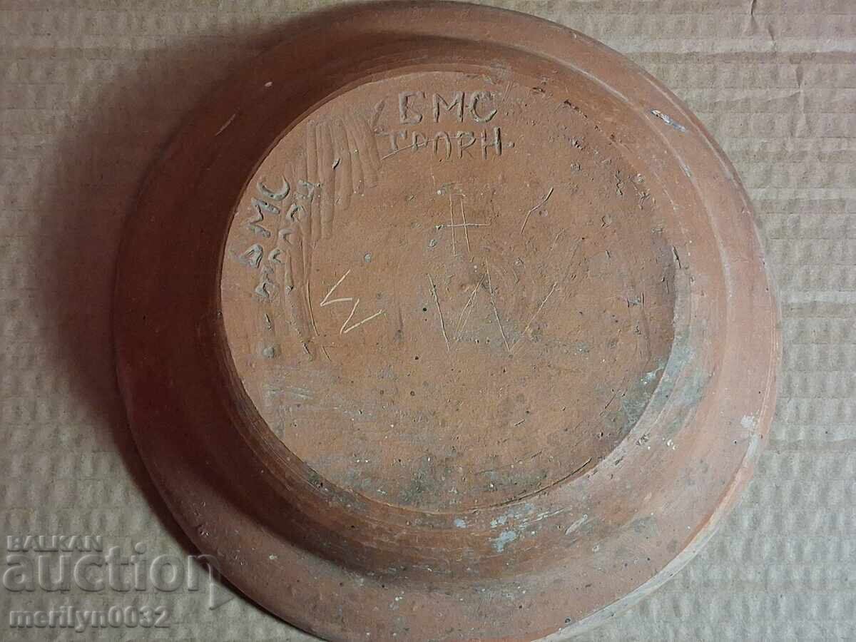 Delivery of Old clay pot, pottery, plate