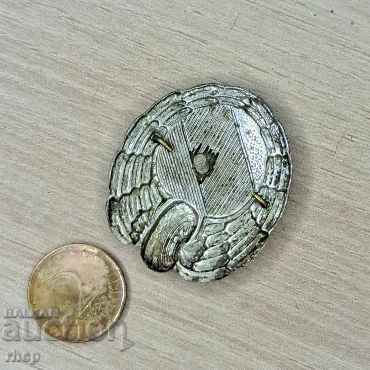 Военен шофьор стара значка на винт с цена 8.99 лв. | € 4.60 Военен шофьор стара значка на винт с цена 8.99 лв. | € 4.60