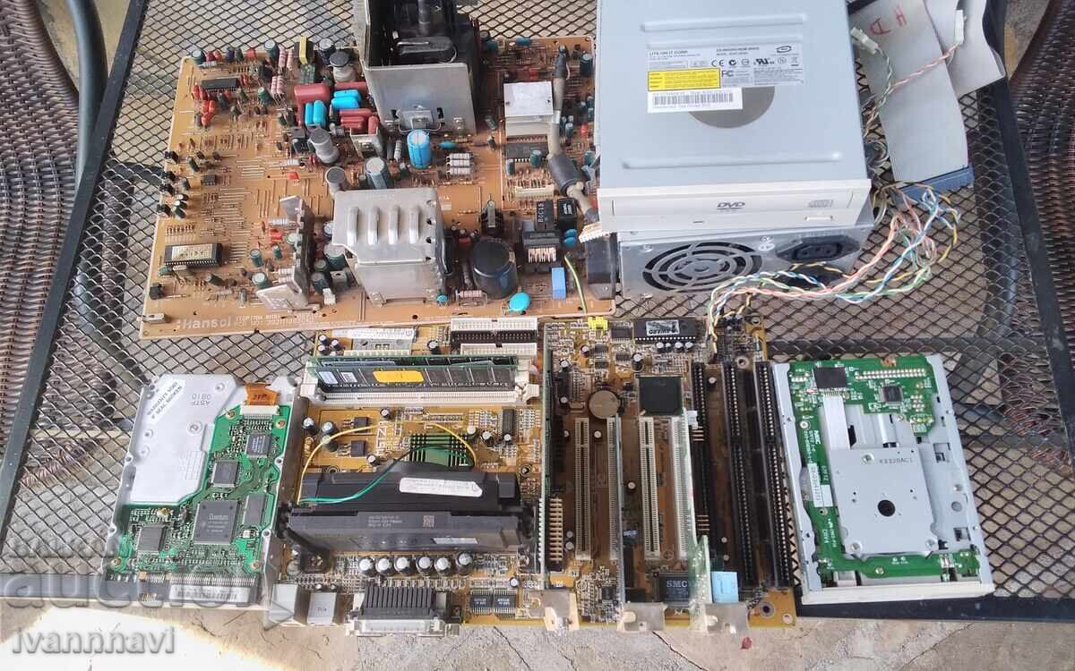 Intel Pentium 2 - Disassembled computer with all components - 5 Intel Pentium 2 - Disassembled computer with all components - 5