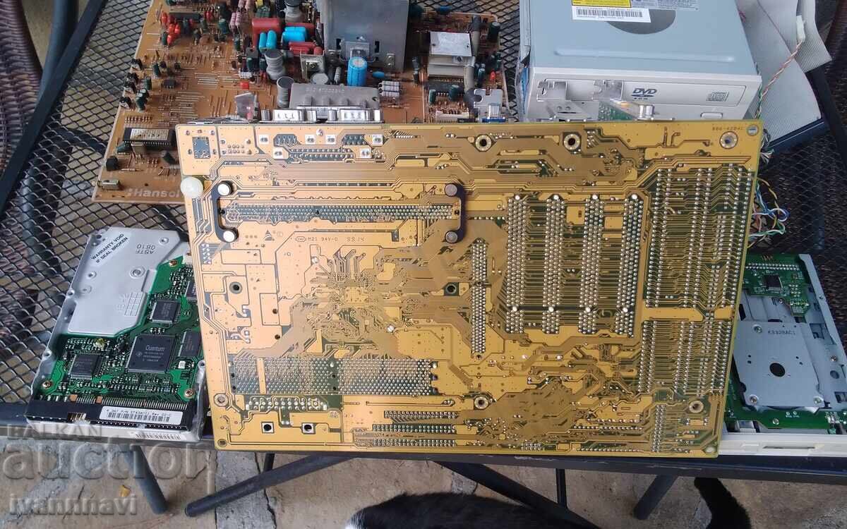 Intel Pentium 2 - Disassembled computer with all components - 6 Intel Pentium 2 - Disassembled computer with all components - 6