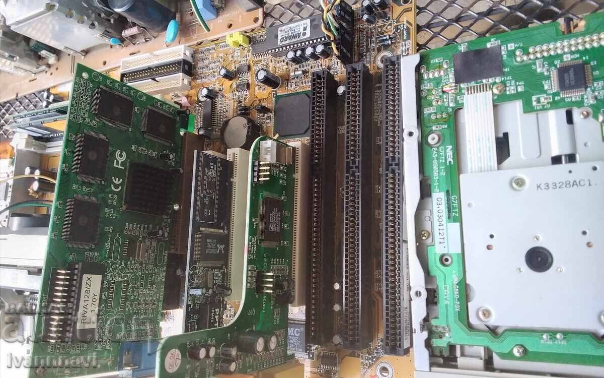 Intel Pentium 2 - Disassembled computer with all components - 7 Intel Pentium 2 - Disassembled computer with all components - 7