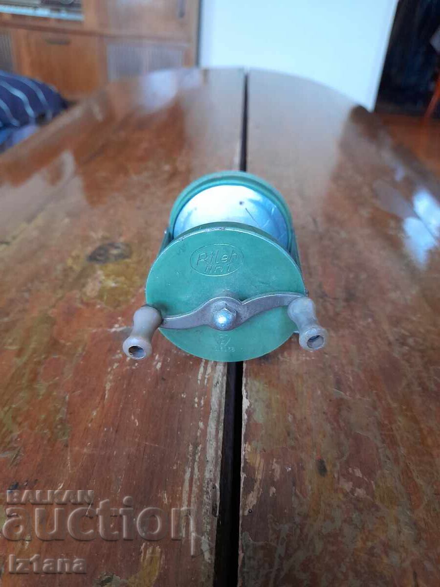 Veche mulinetă de pescuit Rileh Nr.1 cu preț 50.00 BGN | € 25.56