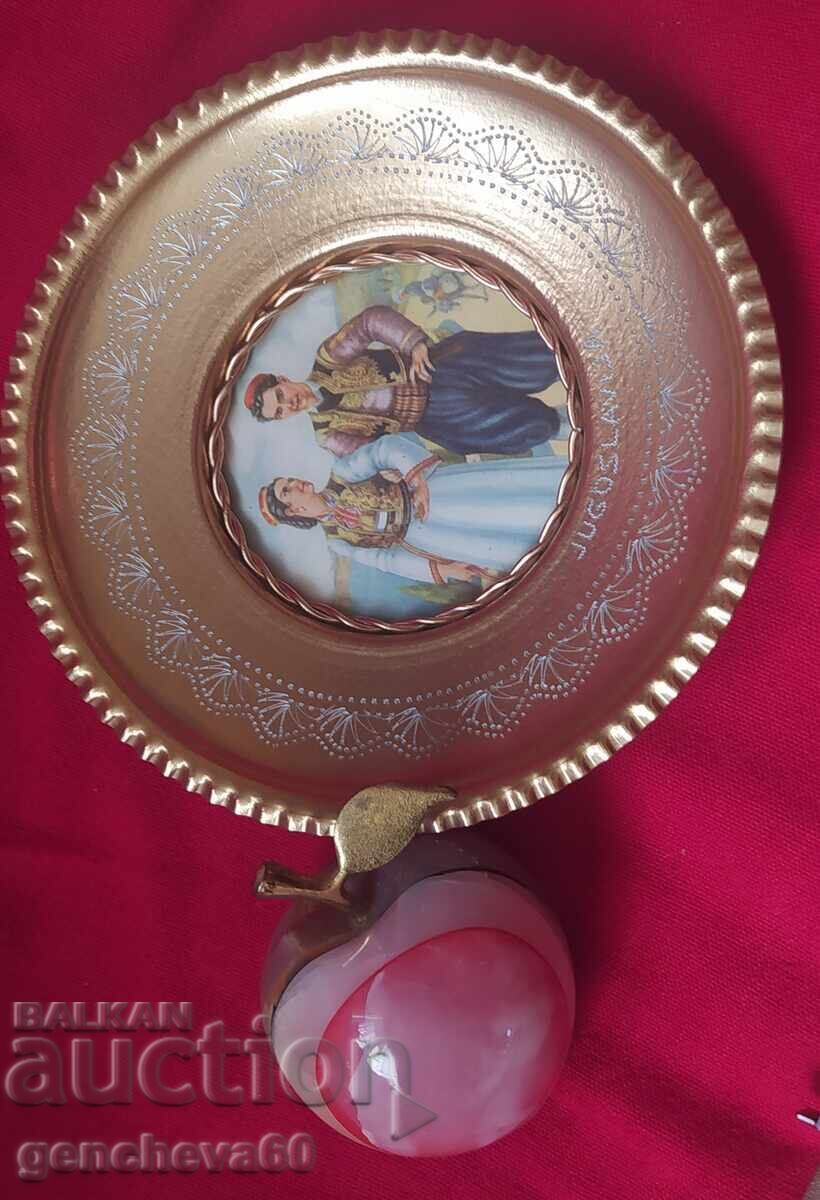 Auction  Decorative onyx apple and wall plate