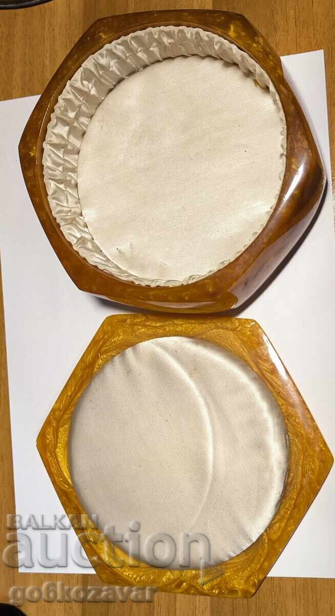 Βουλγαρική κοσμηματοθήκη τεχνητό κεχριμπαρένιο Catalin NRB με τιμή 26.00 BGN | € 13.29