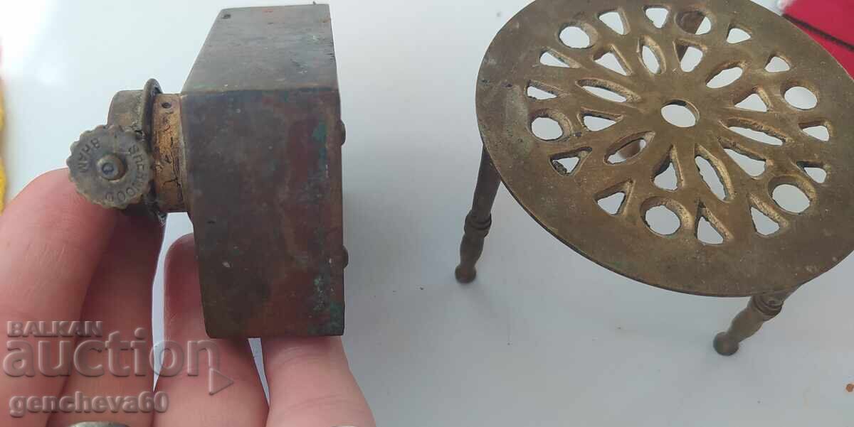 Antique kerosene lamp and bronze side table - 5