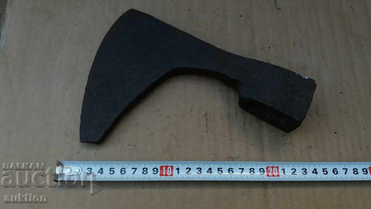 TOPOR FORJAT DE RENAȘTERE cu preț 14.99 BGN | € 7.66 TOPOR FORJAT DE RENAȘTERE cu preț 14.99 BGN | € 7.66