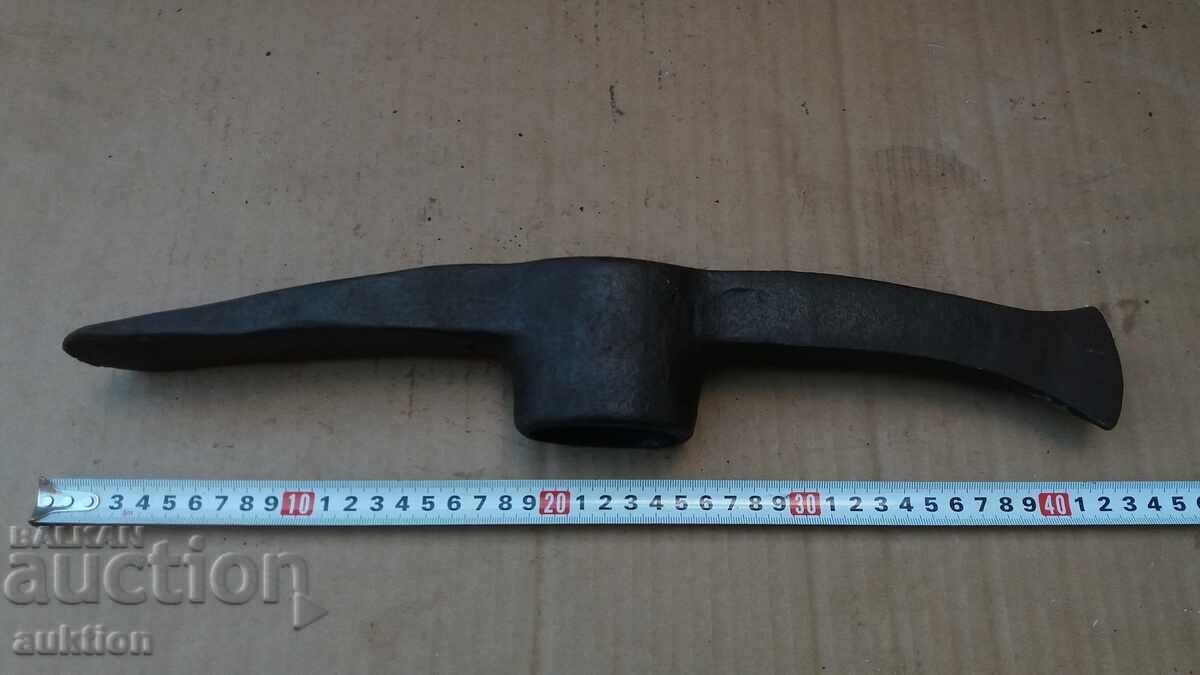 Доставка на масивна брадва - кирка