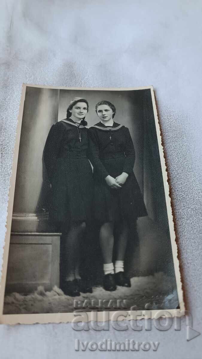 Foto Două fete tinere Foto Două fete tinere