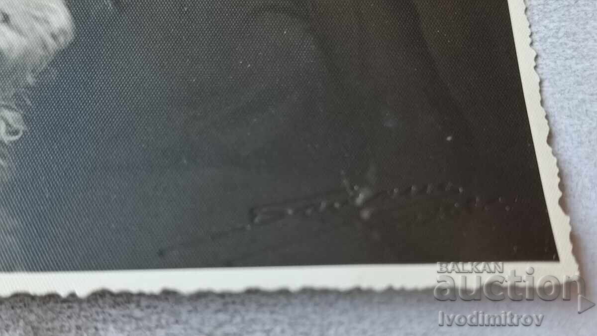 Снимка Жена две млади момичета и куче порода пудел с цена 8.65 лв. | € 4.42 Снимка Жена две млади момичета и куче порода пудел с цена 8.65 лв. | € 4.42