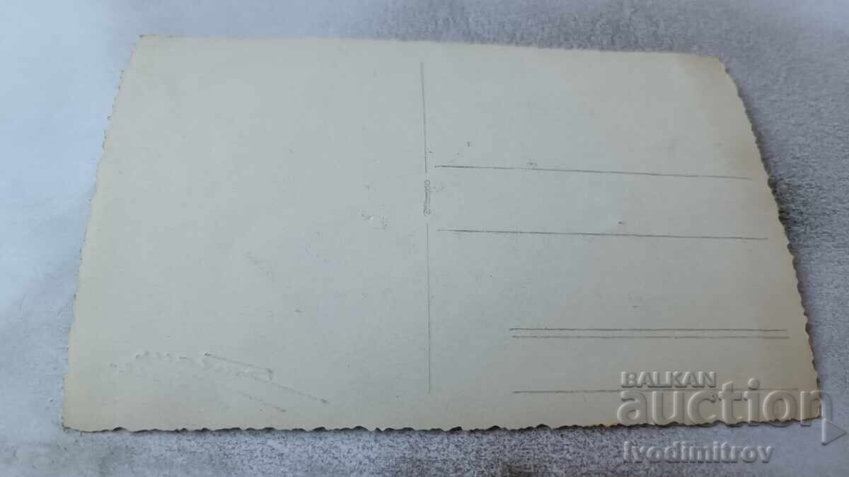 Аукцион Снимка Жена две млади момичета и куче порода пудел Аукцион Снимка Жена две млади момичета и куче порода пудел