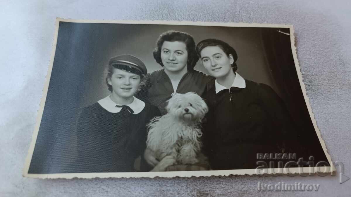 Снимка Жена две млади момичета и куче порода пудел Снимка Жена две млади момичета и куче порода пудел