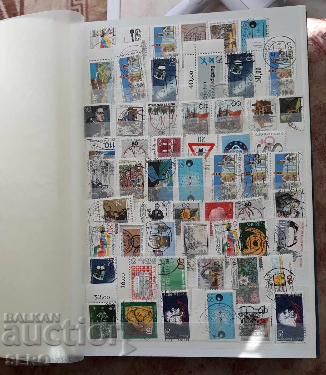 Filatelie - clasor cu 25 de file și circa 500 de timbre poștale cu preț 60.01 BGN | € 30.68 Filatelie - clasor cu 25 de file și circa 500 de timbre poștale cu preț 60.01 BGN | € 30.68